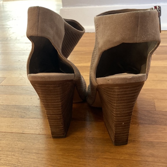 *last chance!!* Vince Camuto | Women’s tan suede side zip wedges - Picture 7 of 16